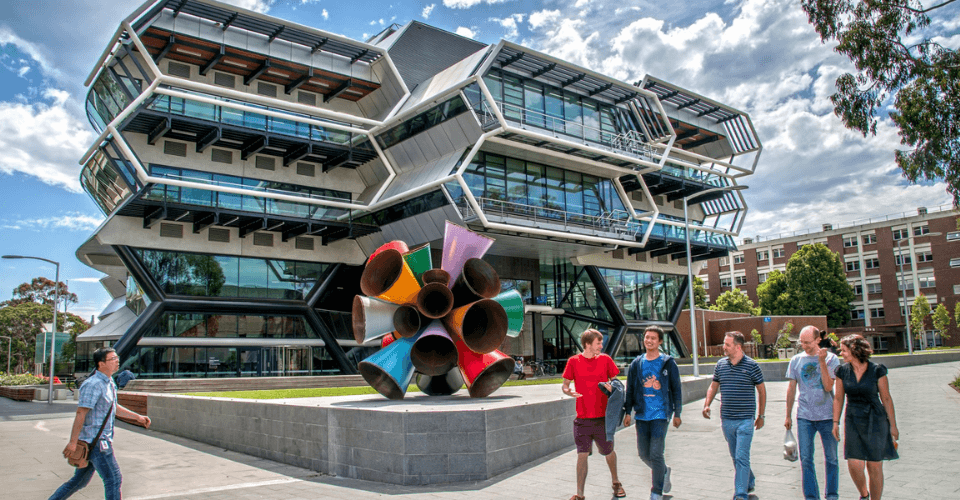 Đại học Monash là một trong 3 trường đại học đạt Triple Crown tại Úc.