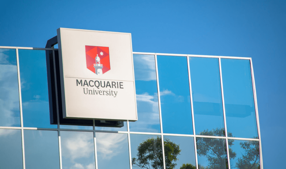 Đại học Macquarie có ga tàu điện ngầm riêng để sinh viên đi lại dễ dàng.