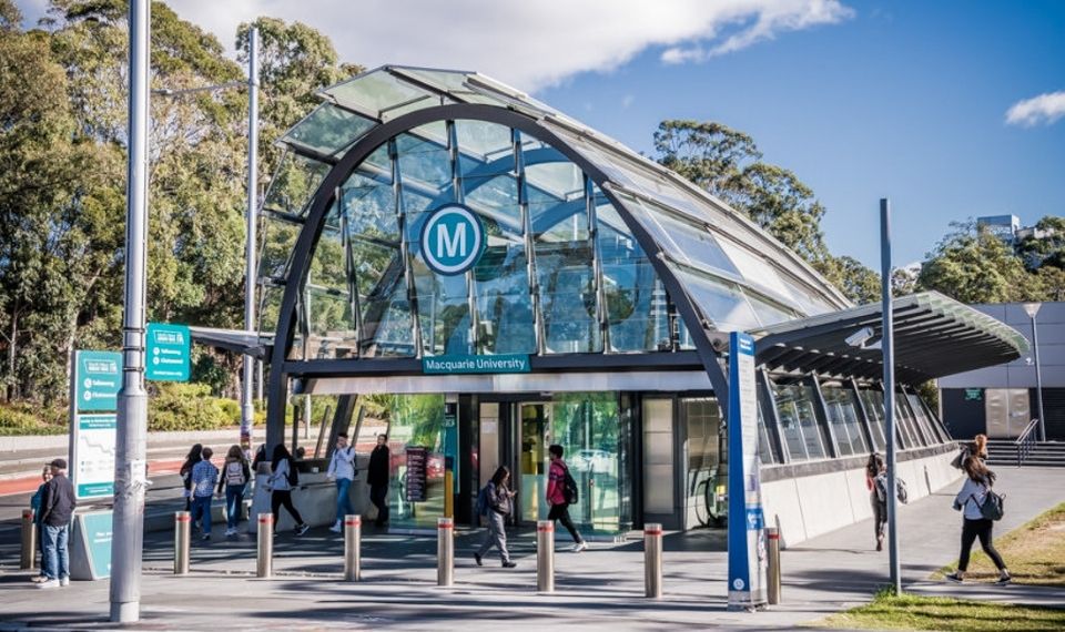 Đại học Macquarie là trường duy nhất có ga tàu điện ngầm riêng.
