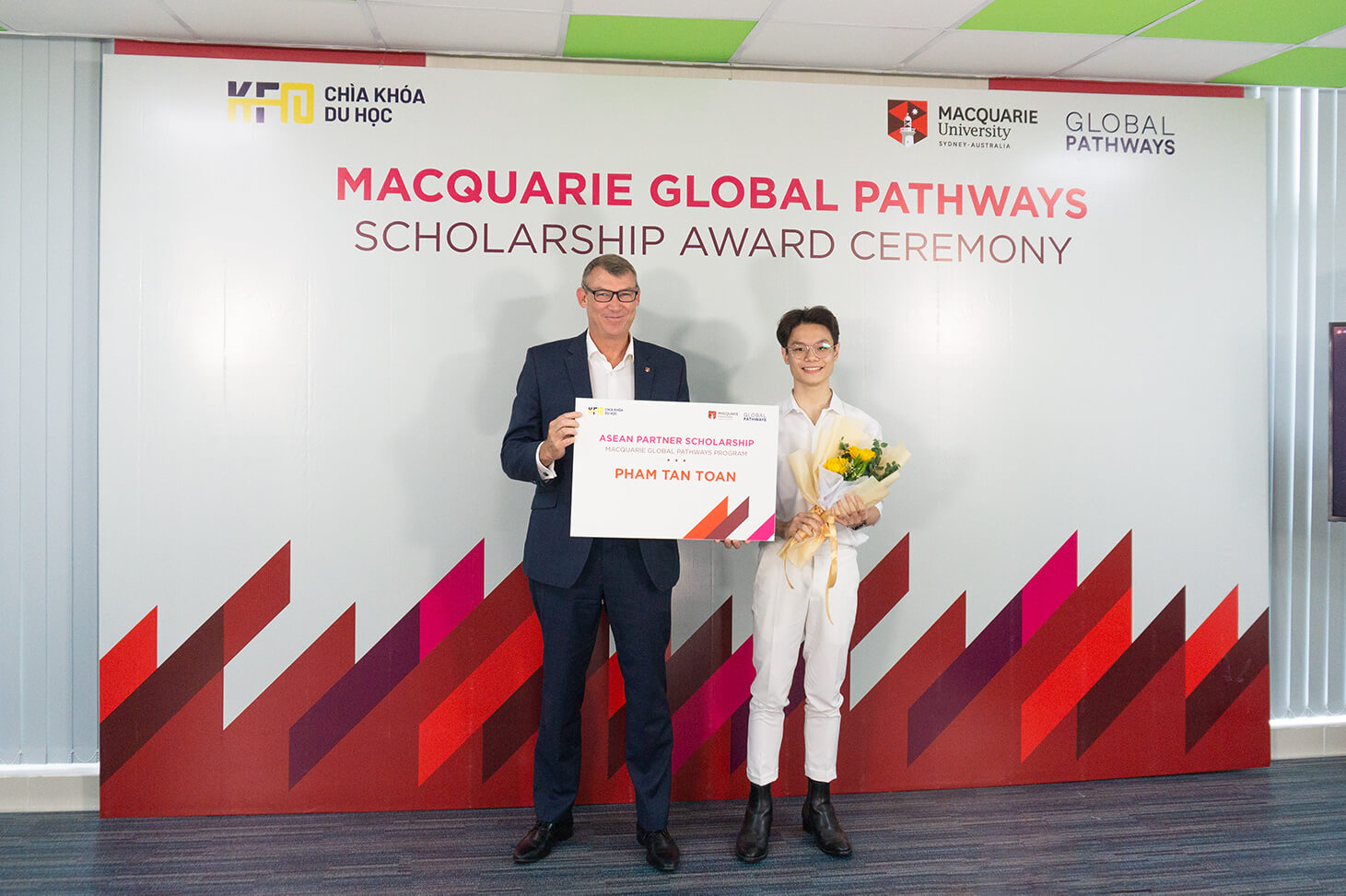 Ông Matthew Monkhouse - Giám đốc Tuyển sinh và Phát triển Toàn cầu, Khu vực Đông Nam Á và Lục địa Á  u, Đại học Macquarie  trao học bổng ASEAN Partner cho sinh viên Phạm Tấn Toàn.