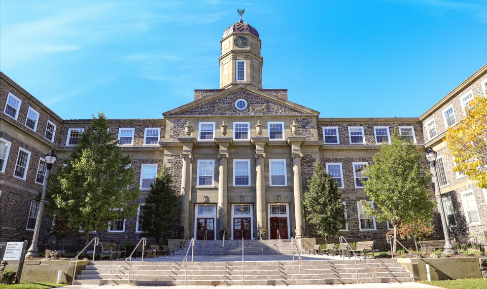 Dalhousie University là trường đại học Top 12 tại Canada.