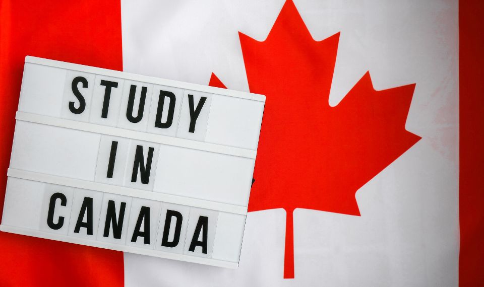 Để học tập tại Canada, du học sinh cần có Study Permit.