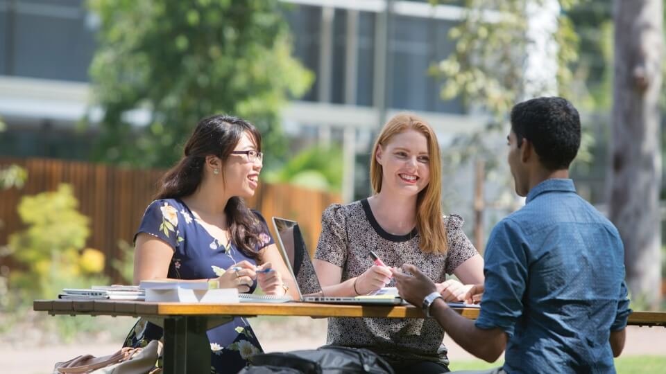 Sinh viên nộp đơn tuyển sinh Wollongong Global Pathways 2022 - 2023 có cơ hội nhận nhiều học bổng hấp dẫn