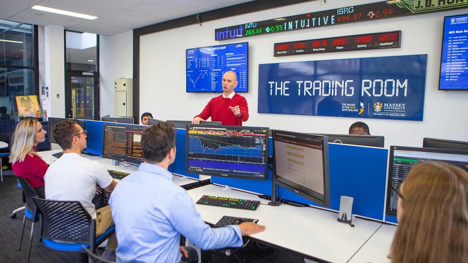 Sinh viên du học Đại học Massey thực hành giao dịch chứng khoán tại The Trading room