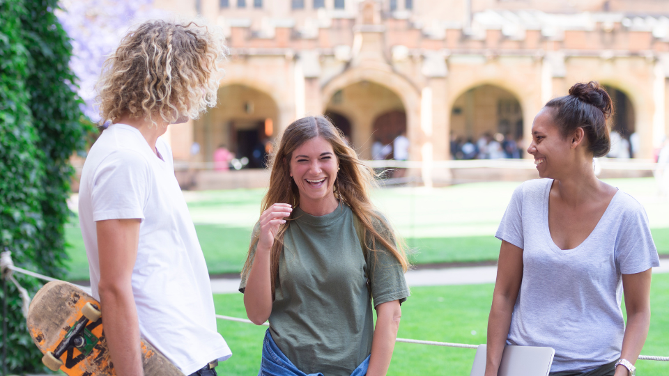 Sinh viên tại Úc chuộng các thể loại quần áo thoải mái vào mùa hè