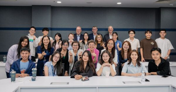 Hiệu trưởng Đại học Macquarie gặp gỡ sinh viên Global Pathways trong chuyến thăm Việt Nam