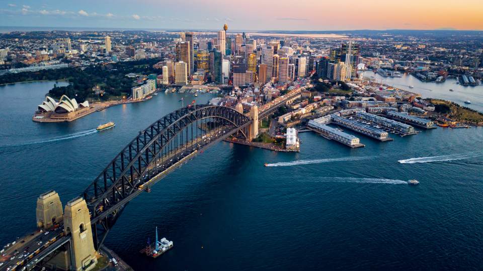 Sydney Harbour Bridge là cây cầu nổi tiếng nhất tại Sydney.