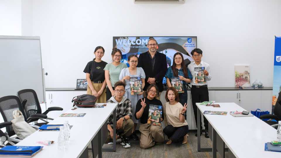 Thầy Tony và các bạn sinh viên Global Pathways trong demo class về ngành Digital Business