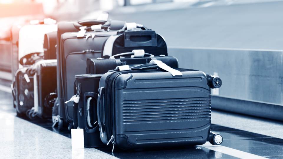 hành lý trên băng chuyền tại sân bay