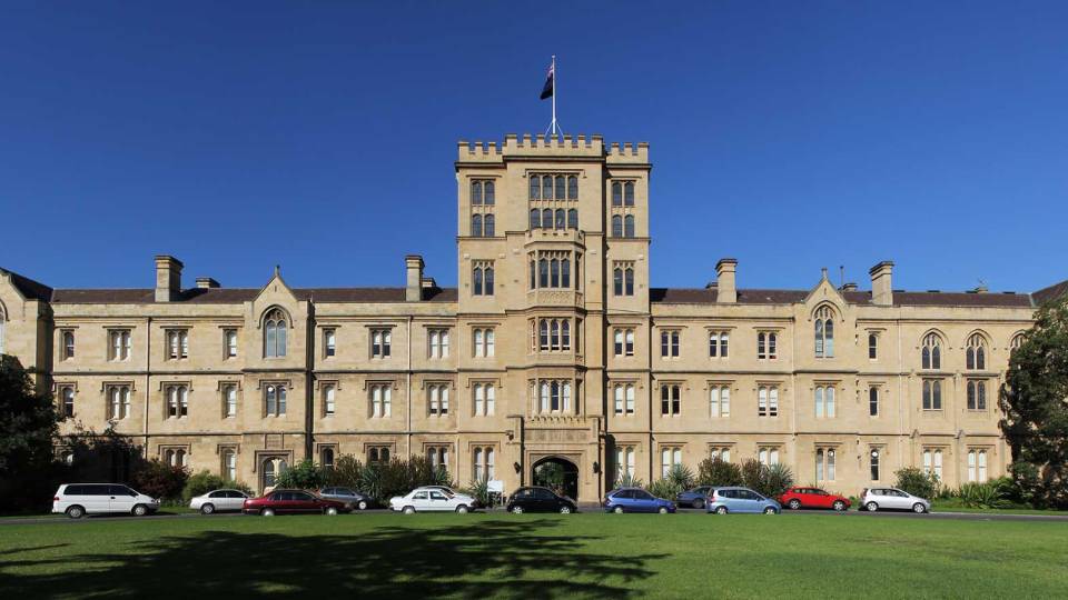 Đại học Melbourne thuộc nhóm các trường đại học ở Úc có học bổng.