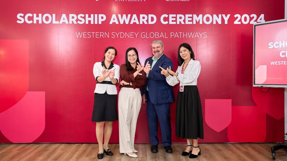 Đại diện Đại học Western Sydney trong buổi lễ trao học bổng cho sinh viên Global Pathways